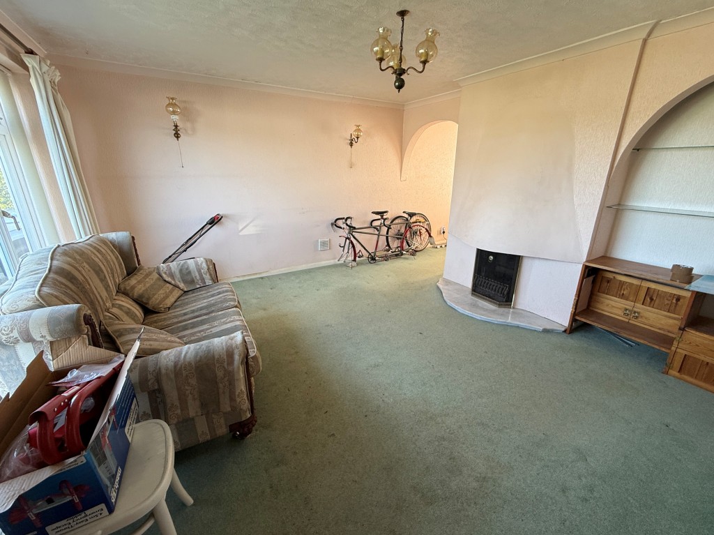 Lot: 96 - SEMI-DETACHED HOUSE FOR REPAIR WITH PLANNING FOR EXTENSION - Living room